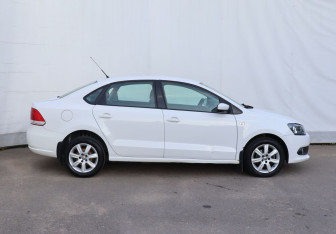Подержанный автомобиль Volkswagen Polo Sedan 2012 года (7 фото)