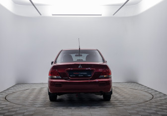 Подержанный автомобиль Mitsubishi Lancer Sedan 2006 года (6 фото)