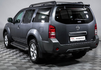Подержанный автомобиль Nissan Pathfinder 2010 года (7 фото)
