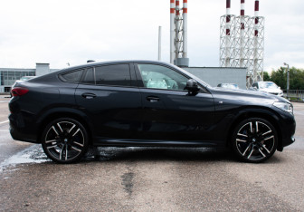 Подержанный автомобиль BMW X6 2021 года (4 фото)