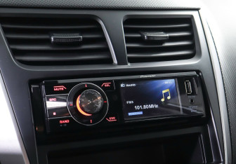 Подержанный автомобиль Hyundai Solaris Hatchback 2015 года (15 фото)