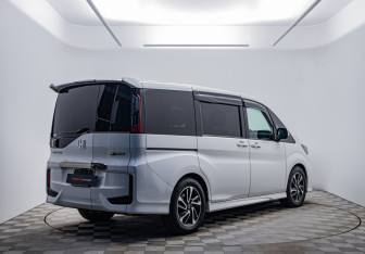 Подержанный автомобиль Honda Stepwgn 2019 года (5 фото)