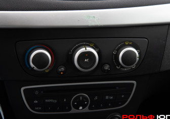 Подержанный автомобиль Renault Fluence 2012 года (13 фото)