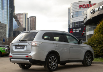 Подержанный автомобиль Mitsubishi Outlander 2014 года (4 фото)