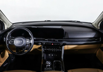 Подержанный автомобиль Kia Carnival 2022 года (10 фото)