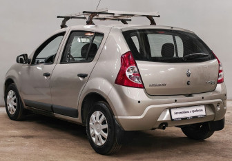 Подержанный автомобиль Renault Sandero 2012 года (7 фото)