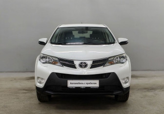 Подержанный автомобиль Toyota RAV4 2015 года (2 фото)