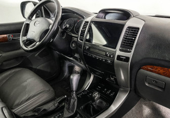 Подержанный автомобиль Toyota Land Cruiser Prado 2005 года (9 фото)