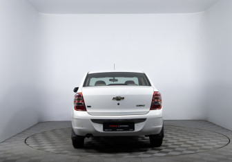 Подержанный автомобиль Chevrolet Cobalt Sedan 2014 года (6 фото)