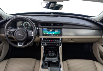 Подержанный автомобиль Jaguar XF Sedan 2019 года (14 фото)