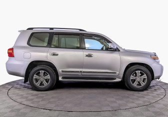 Подержанный автомобиль Toyota Land Cruiser Suv 2013 года (4 фото)
