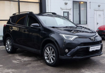 Подержанный автомобиль Toyota RAV4 2016 года (3 фото)