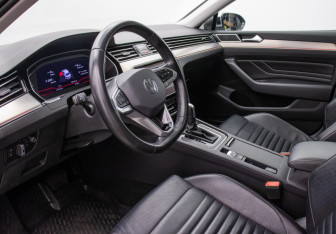 Подержанный автомобиль Volkswagen Passat Sedan 2020 года (10 фото)