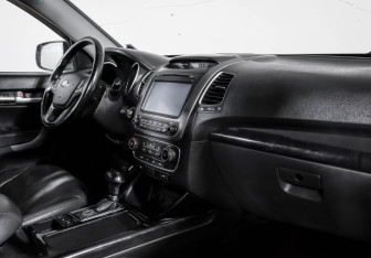 Подержанный автомобиль Kia Sorento 2016 года (9 фото)