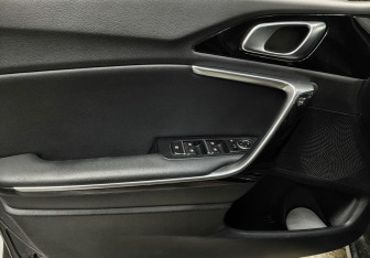 Подержанный автомобиль Kia Ceed Hatchback 2019 года (15 фото)