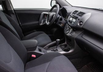 Подержанный автомобиль Toyota RAV4 2011 года (9 фото)