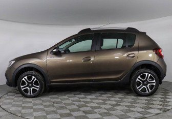Подержанный автомобиль Renault Sandero 2022 года (8 фото)
