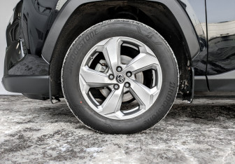 Подержанный автомобиль Toyota RAV4 2021 года (18 фото)