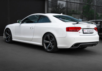 Подержанный автомобиль Audi RS 5 Coupe 2011 года (6 фото)