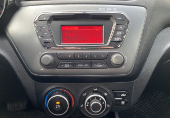 Подержанный автомобиль Kia Rio Hatchback 2015 года (11 фото)