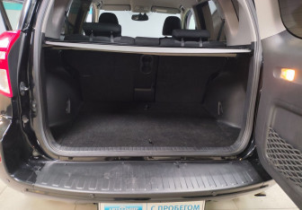 Подержанный автомобиль Toyota RAV4 2011 года (10 фото)