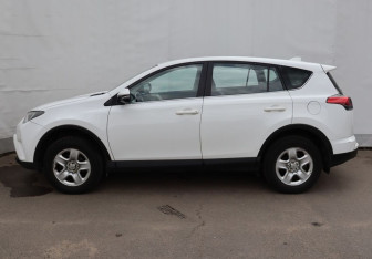 Подержанный автомобиль Toyota RAV4 2016 года (8 фото)