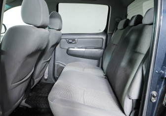 Подержанный автомобиль Toyota Hilux 2013 года (15 фото)
