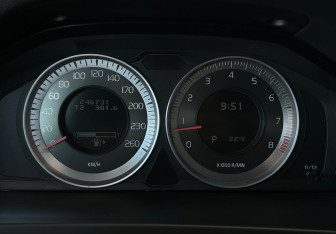 Подержанный автомобиль Volvo S60 2011 года (19 фото)