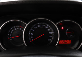 Подержанный автомобиль Nissan Tiida Hatchback 2012 года (9 фото)