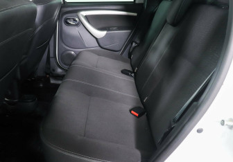 Подержанный автомобиль Nissan Terrano 2015 года (10 фото)