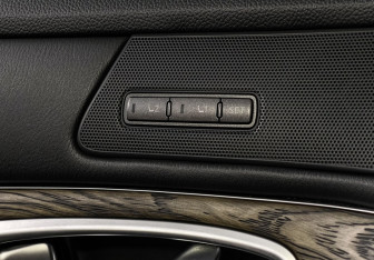 Подержанный автомобиль Infiniti Q70 2016 года (16 фото)