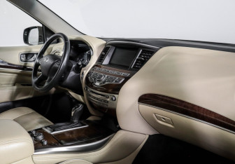 Подержанный автомобиль Infiniti QX60 2017 года (9 фото)