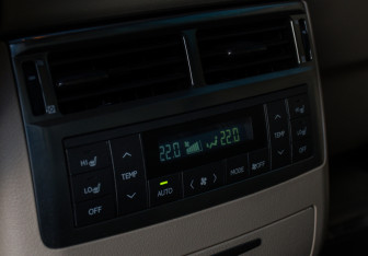Подержанный автомобиль Lexus LX 2011 года (16 фото)