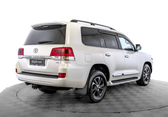 Подержанный автомобиль Toyota Land Cruiser Suv 2016 года (5 фото)