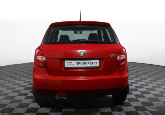 Подержанный автомобиль Skoda Fabia Hatchback 2011 года (6 фото)
