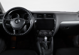Подержанный автомобиль Volkswagen Jetta Sedan 2015 года (12 фото)