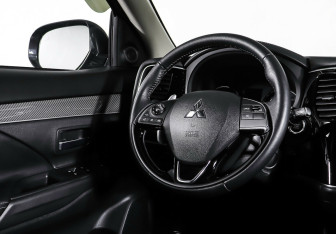 Подержанный автомобиль Mitsubishi Outlander 2022 года (12 фото)