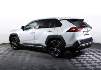 Подержанный автомобиль Toyota RAV4 2023 года (7 фото)