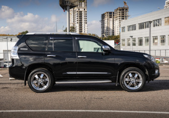 Подержанный автомобиль Toyota Land Cruiser Prado 2011 года (4 фото)