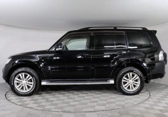 Подержанный автомобиль Mitsubishi Pajero 2011 года (8 фото)