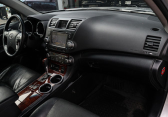 Подержанный автомобиль Toyota Highlander 2011 года (7 фото)