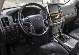 Подержанный автомобиль Toyota Land Cruiser Suv 2021 года (15 фото)