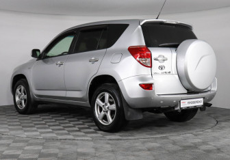 Подержанный автомобиль Toyota RAV4 2007 года (7 фото)