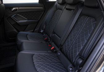 Подержанный автомобиль Audi Q3 2024 года (15 фото)