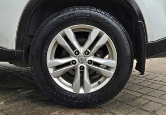 Подержанный автомобиль Nissan X-Trail 2013 года (14 фото)