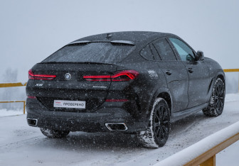 Подержанный автомобиль BMW X6 2021 года (3 фото)