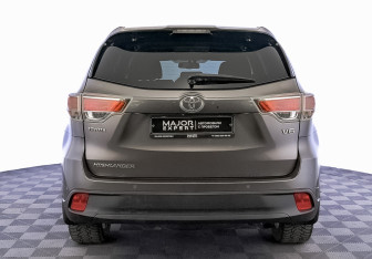 Подержанный автомобиль Toyota Highlander 2014 года (6 фото)