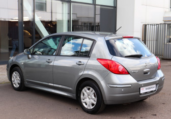 Подержанный автомобиль Nissan Tiida Hatchback 2013 года (6 фото)