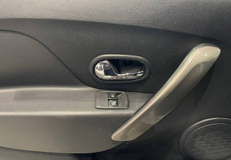 Подержанный автомобиль Renault Logan Sedan 2015 года (17 фото)