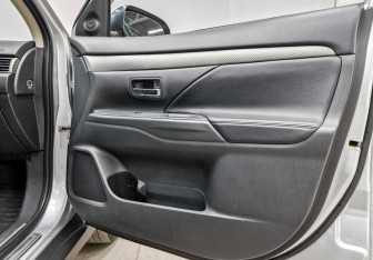 Подержанный автомобиль Mitsubishi Outlander 2014 года (24 фото)